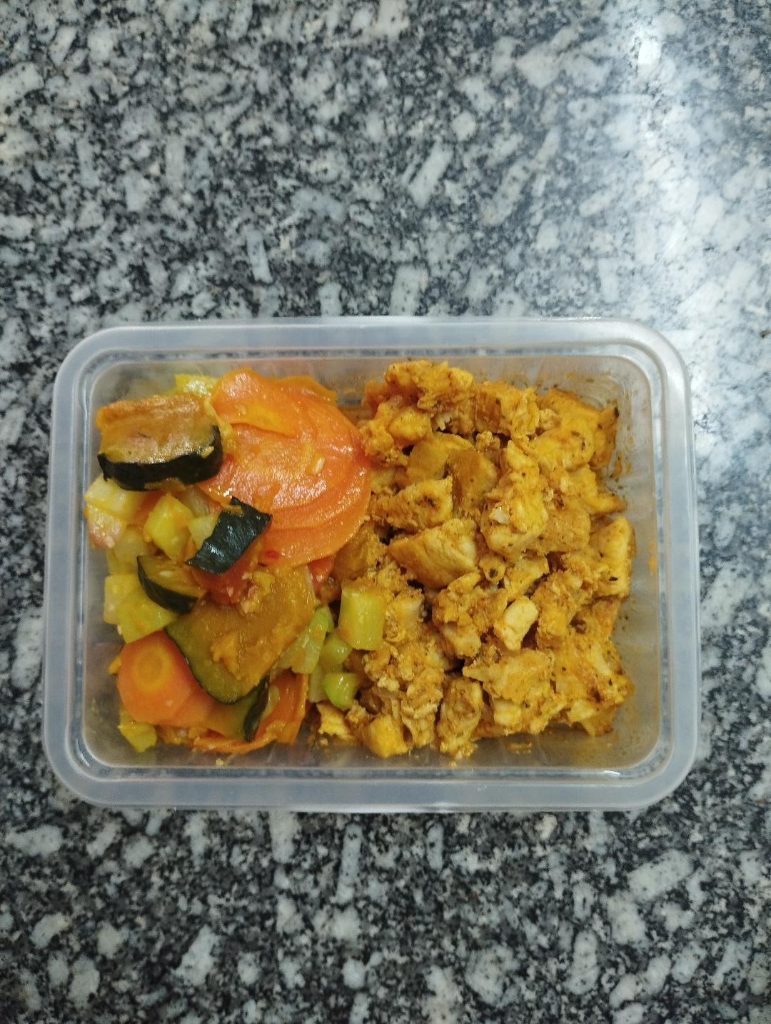 Refeição prática com legumes e frango