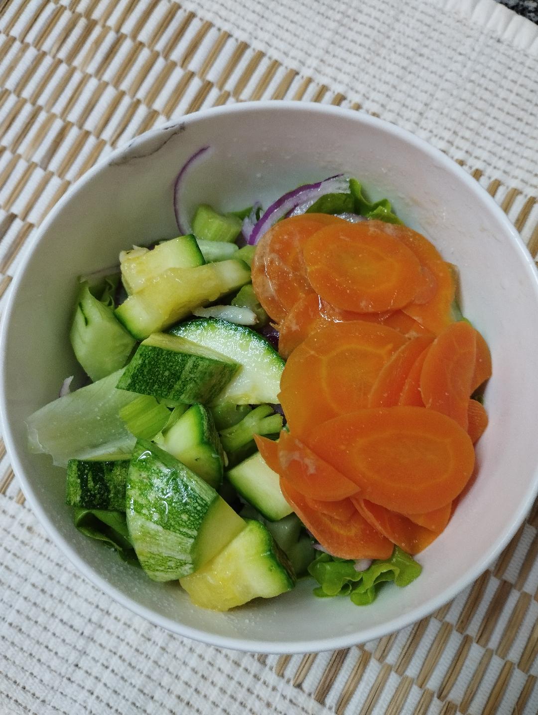Salada fresca com abobrinha, cenoura e cebola roxa